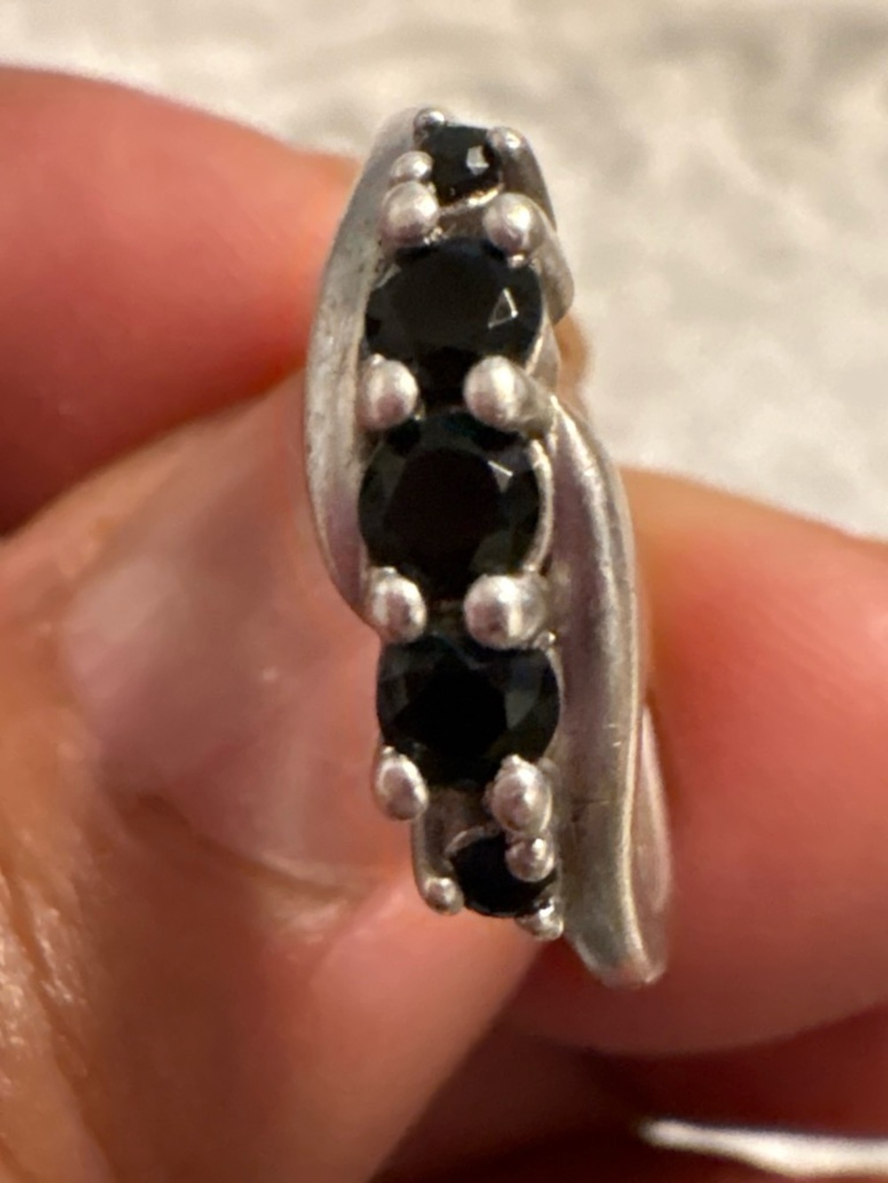 Vintage Silver Women ring with black onyx stones Size 6.5